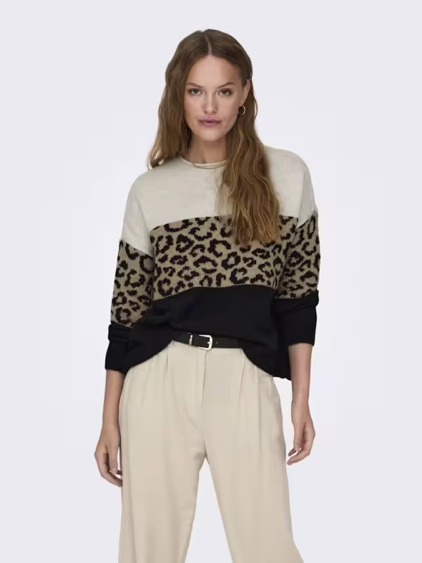 Leo-Print und Schlichte Basics: Ein eleganter Alltagslook